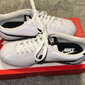 New Nike Women’s Cortez White/Black Leather Athletic Shoes size 9. (807471-101)